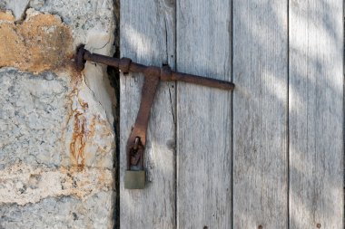 Ahşap kapıdaki metal grunge mandalı.