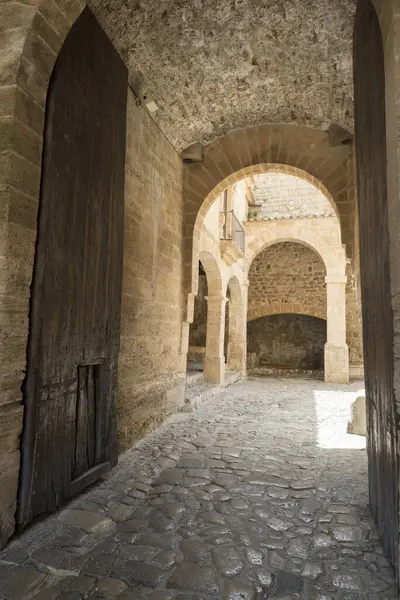 İbiza Kasabası 'nın İbiza Adası' ndaki eski kasaba duvarları ve geçidi..