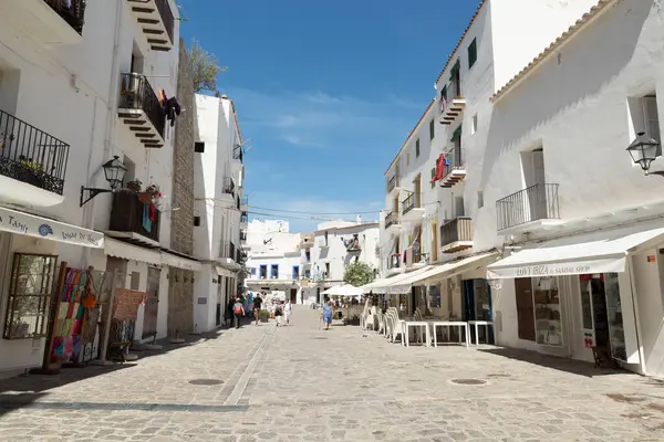 IBIZA, İspanya - 11 Mayıs 2015 İbiza Eski Kasabası. Beyazlatılmış evleri ve sokak restoranlarıyla eski İbiza kasabasının pitoresk bir caddesi. 