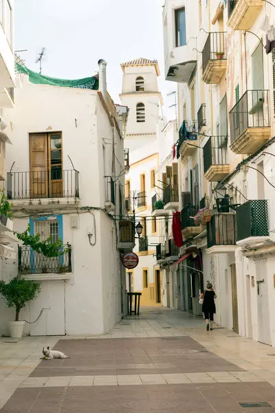 IBIZA, İspanya - 13 Mayıs 2015: İbiza Eski Kasabası. Eski İbiza şehrinin resimli bir caddesi, beyazlatılmış evleri ve asılmış kıyafetlerle dolu balkonları.. 