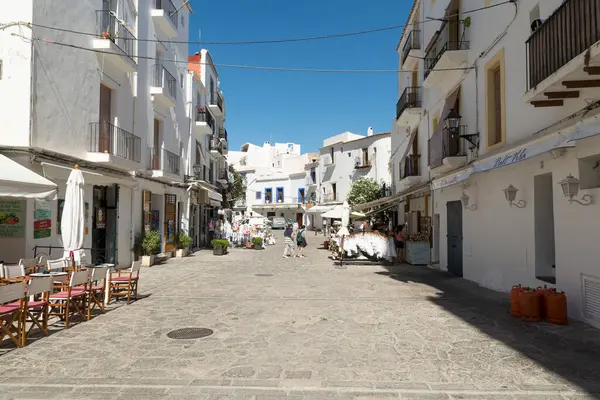 IBIZA, İspanya - 13 Mayıs 2015: İbiza Eski Kasabası. Beyazlatılmış evleri, barları, restoranları ve dükkanlarıyla eski İbiza kasabasının pitoresk bir caddesi.