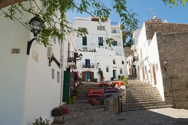 IBIZA, İspanya - 15 Mayıs 2015 İbiza Eski Kasabası. Beyazlatılmış evleri ve sokak restoranlarıyla eski İbiza şehrinin pitoresk bir caddesi.