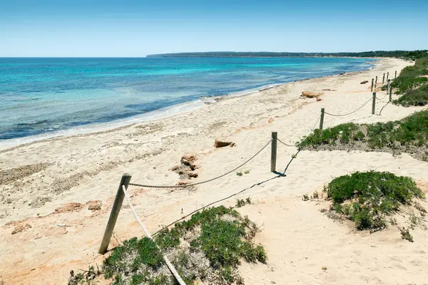 Formentera, Akdeniz 'de turkuaz deniz bulunan bir plaj.