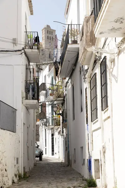 İbiza Eski Kasabası. Beyazlatılmış evleri ile eski İbiza kasabasının pitoresk bir caddesi.