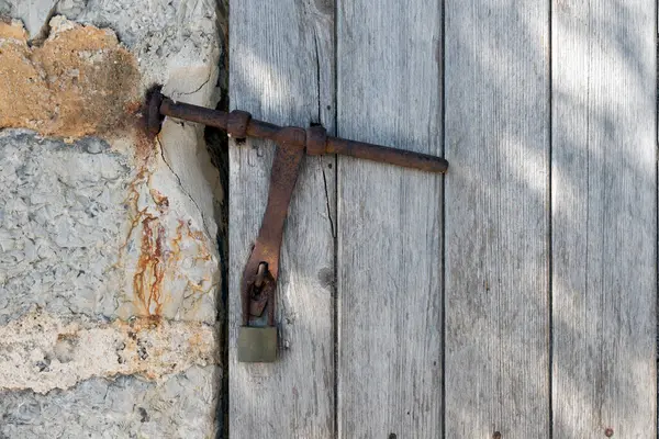 Ahşap kapıdaki metal grunge mandalı.