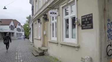 BERGEN, NORway - 2 Haziran 2017: Şehrin tarihi merkezinde tipik ahşap evler