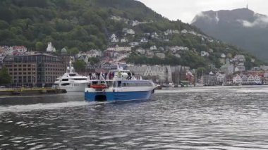 BERGEN, NORway - 2 HAZİRAN 2017: Arka plandaki Bergen limanının manzarası Floyen Tepesi
