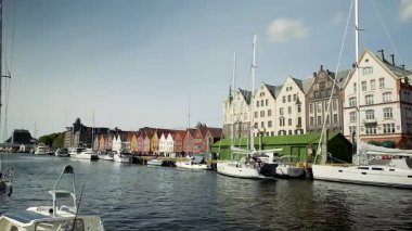 BERGEN, NORway - 1 Haziran 2017: Dünya Mirası Bölgesi Bryggen 'in yeniden inşa edilmiş Hanedan binalarının panoraması