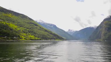 Norveç, Sognefjord 'dan geçiyor. Aurlandsvangen 'e varmak