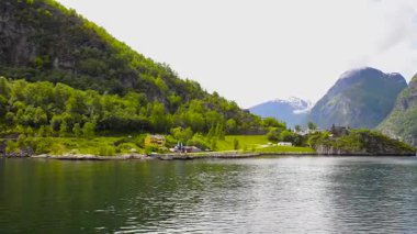 Norveç, Sognefjord 'dan geçiyor. Aurlandsvangen 'e varmak