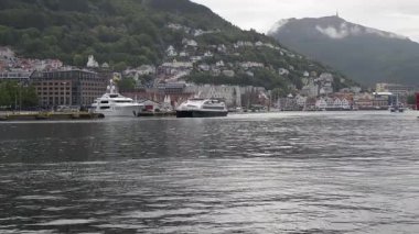 BERGEN, NORway - 2 HAZİRAN 2017: Arka plandaki Bergen limanının manzarası Floyen Tepesi