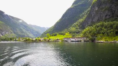 Norveç, Sognefjord 'dan geçiyor. Aurlandsvangen 'e varmak