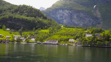 Norveç, Sognefjord 'dan geçiyor. Aurlandsvangen 'e varmak
