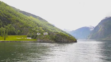 Norveç, Sognefjord 'dan geçiyor. Aurlandsvangen 'e varmak