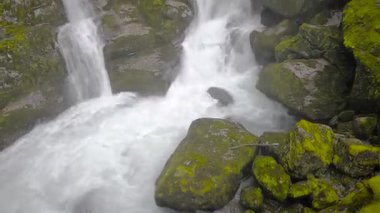 Erimiş buzdan Briksdalsbreen Buzulu 'na giden dağ nehri. Norveç