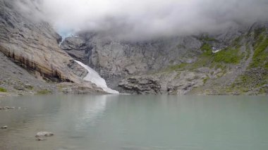 Briksdalsbreen, Jostedalsbreen buzulunun en bilinen kollarından biridir..