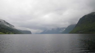 Hornindalsvatnet, resmi olarak 514 metre derinliğe ulaşan Norveç ve Avrupa 'nın en derin gölüdür.