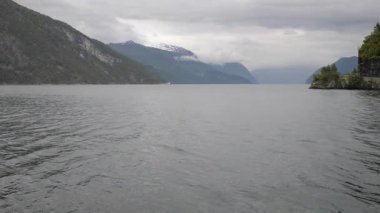 Hornindalsvatnet, resmi olarak 514 metre derinliğe ulaşan Norveç ve Avrupa 'nın en derin gölüdür.