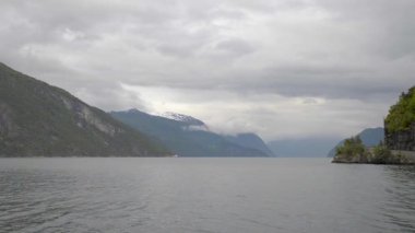 Hornindalsvatnet, resmi olarak 514 metre derinliğe ulaşan Norveç ve Avrupa 'nın en derin gölüdür.