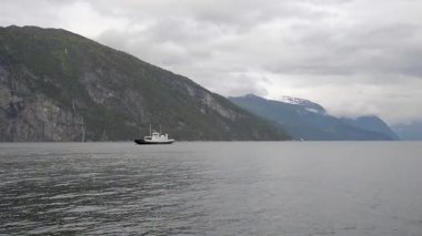 Hornindalsvatnet, resmi olarak 514 metre derinliğe ulaşan Norveç ve Avrupa 'nın en derin gölüdür.