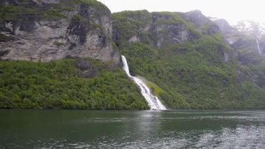 Şelaleler sularını Norveç 'teki Geiranger Buzulu' na döküyor.