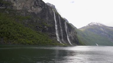 Şelaleler sularını Norveç 'teki Geiranger Buzulu' na döküyor.