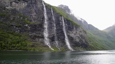 Şelaleler sularını Norveç 'teki Geiranger Buzulu' na döküyor.