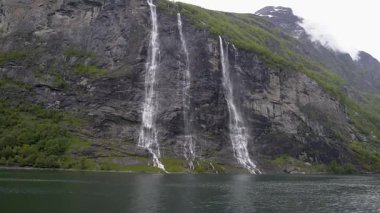 Şelaleler sularını Norveç 'teki Geiranger Buzulu' na döküyor.