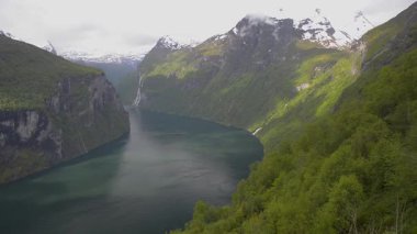 Kartalların Dağları 'ndan Geiranger Fjord Manzarası.