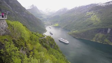 Kartalların Dağları 'ndan Geiranger Fjord Manzarası.