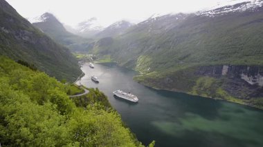 Kartalların Dağları 'ndan Geiranger Fjord Manzarası.
