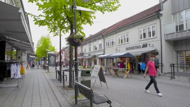 LILLEHAMER, NORway - 6 HAZİRAN 2017: bir bahar günü şehir merkezinde. Lillehammer Şehri 1994 Kış Olimpiyatları 'ydı..