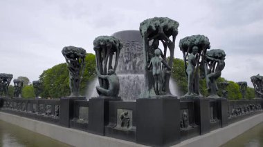 OSLO, NORway - 7 Haziran 2017: Norveç 'in Vigeland Heykel Parkı' ndaki heykel ve çeşme