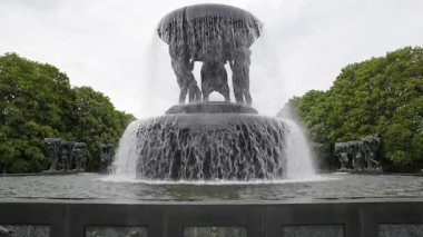 OSLO, NORway - 7 Haziran 2017: Norveç 'in Vigeland Heykel Parkı' ndaki heykel ve çeşme