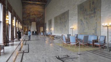 OSLO, NORway - 7 Haziran 2017: Oslo Belediye Binası. İnşaat 1931 'de başladı, ancak 1950' deki resmi açılıştan önce II. Dünya Savaşı 'nın patlak vermesiyle durduruldu.