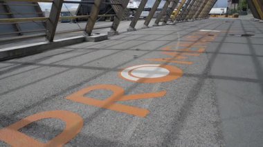 SALT, Oslo kıyılarında yer alan ve şehrin ünlü Opera Binası 'na bakan göçebe bir sanat projesi.