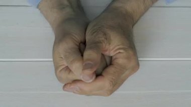 Bir adam elini açar ve bir elmas saklar.
