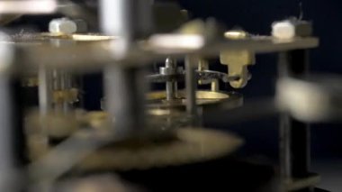 Eski mekanik bir saatin yakın çekimi. Döndür