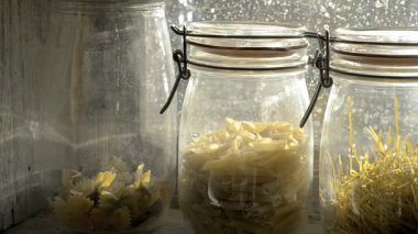 Penceresinde yapıştırıcı olan üç cam kavanoz, Pan.