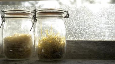 Penceresinde yapıştırıcı olan üç cam kavanoz.