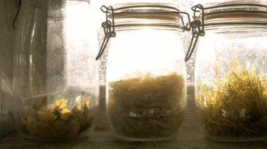 Penceresinde yapıştırıcı olan üç cam kavanoz.