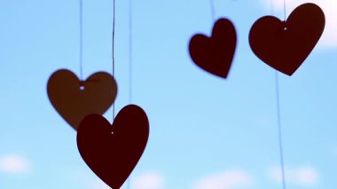 İpe asılı kalp şekilleri. Gökyüzü arkaplanı