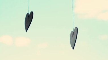 İpe asılı kalp şekilleri. Gökyüzü arkaplanı