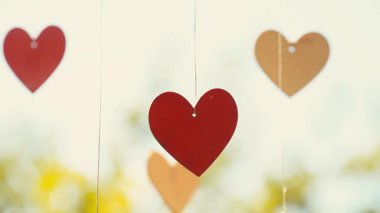 İpe asılı kalp şekilleri. Gökyüzü arkaplanı