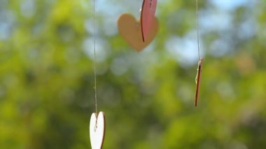 İpe asılı kalp şekilleri. Gökyüzü arkaplanı