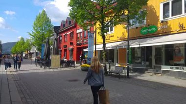 LILLEHAMER, NORway - 6 HAZİRAN 2017: bir bahar günü şehir merkezinde. Lillehammer Şehri 1994 Kış Olimpiyatları 'ydı..