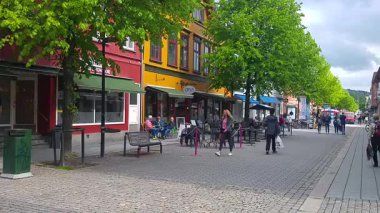 LILLEHAMER, NORway - 6 HAZİRAN 2017: bir bahar günü şehir merkezinde. Lillehammer Şehri 1994 Kış Olimpiyatları 'ydı..