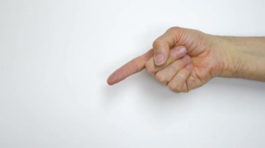 Beyaz arka planda parmakları olan üç numarayı gösteren bir el. Bu jest sayıları, saymayı veya çeşitli bağlamlarda sembolik bir mesajı temsil edebilir..