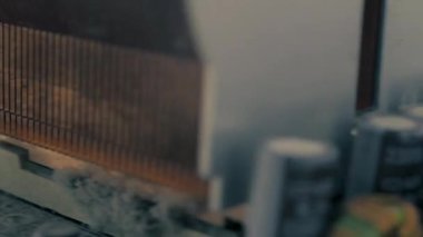 Bilgisayarların yazdırılmış devre kartlarını kapat