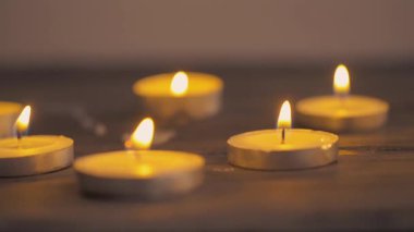 Dolly birçok mum yaktı.